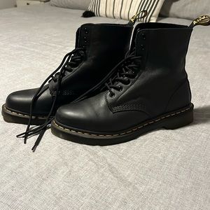 Dr. Marten’s 1460 Pascal Smooth Leather Lace Up Boot. Women’s size 10.